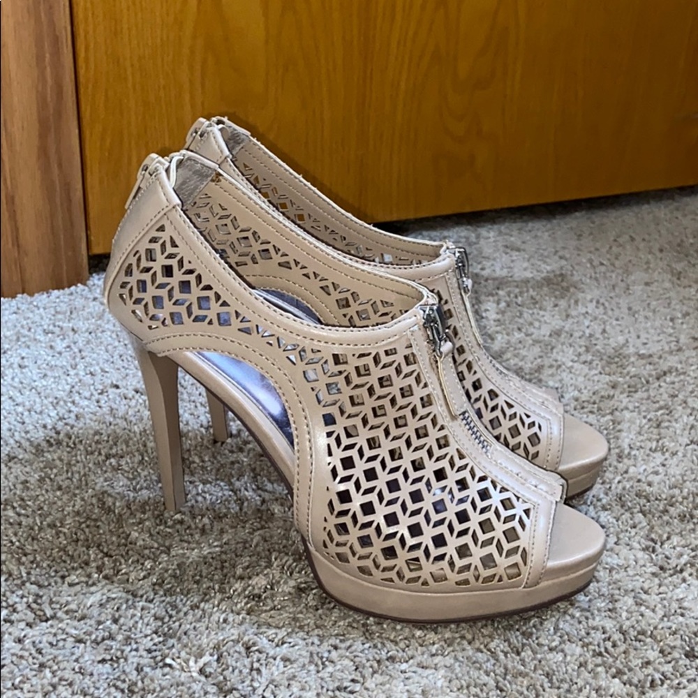 Carlos Santana nude laser-cut detail leather heels